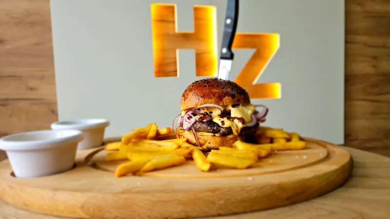 Burger z jídelního a nápojového lístku Hotelu Zetocha