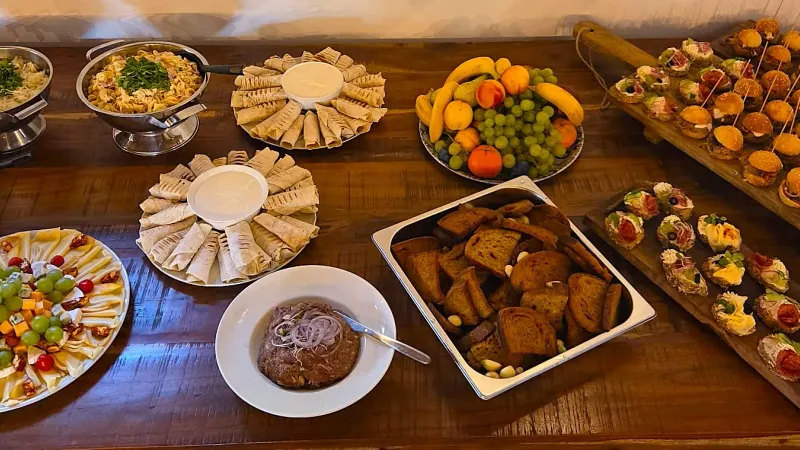 Prostřený catering raut Hotelu Zetocha se saláty a mini burgery