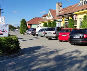 Parkoviště u hotelu Zetocha